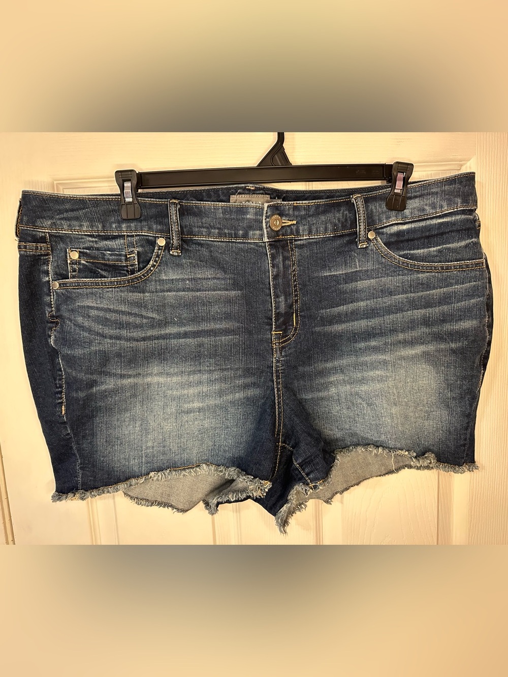 Women’s Torrid Denim Jean Shorts Medium Wash Raw Hem Size 22